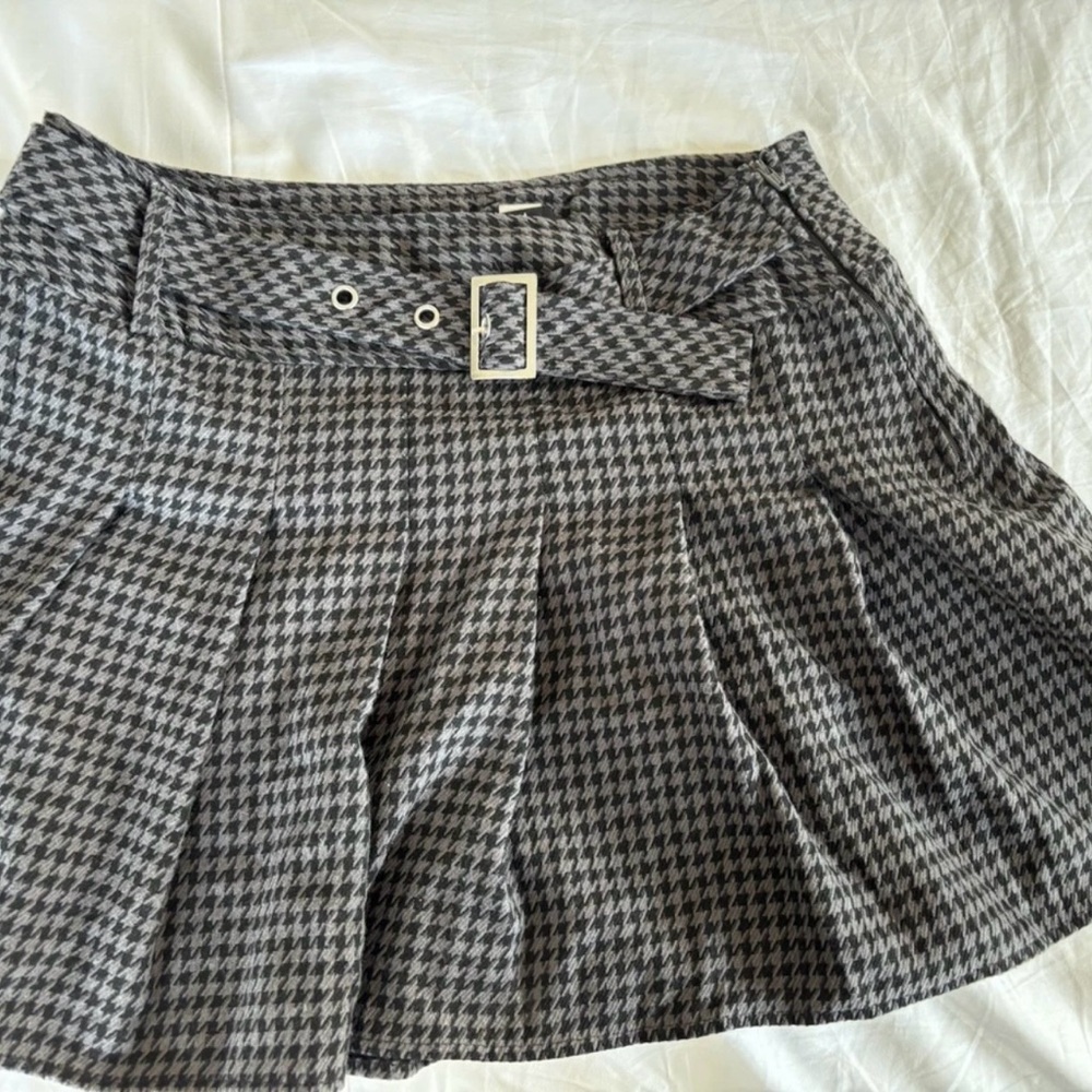 Social Collision Pleated Houndstooth Skirt in Black and Gray